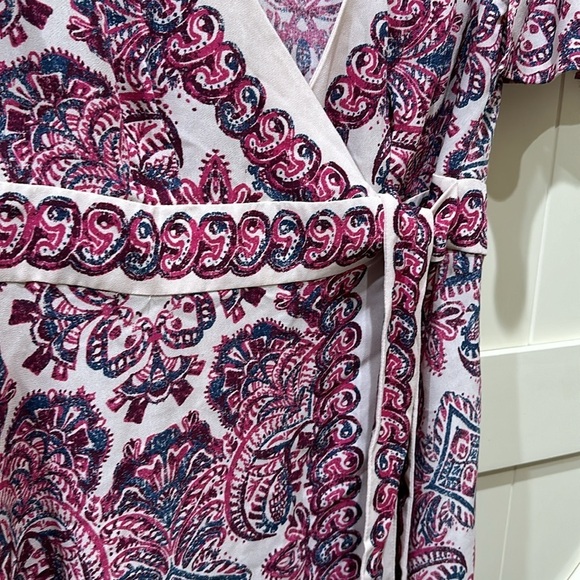 Adorable BCBG wrap dress - Picture 3 of 6